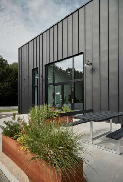 Firmensitz mit Stahlprofilen im robusten „New Yorker Stil“, Ejendomsselskabet Industrivej – Godsbanevej 5, 7400 Herning, Dänemark